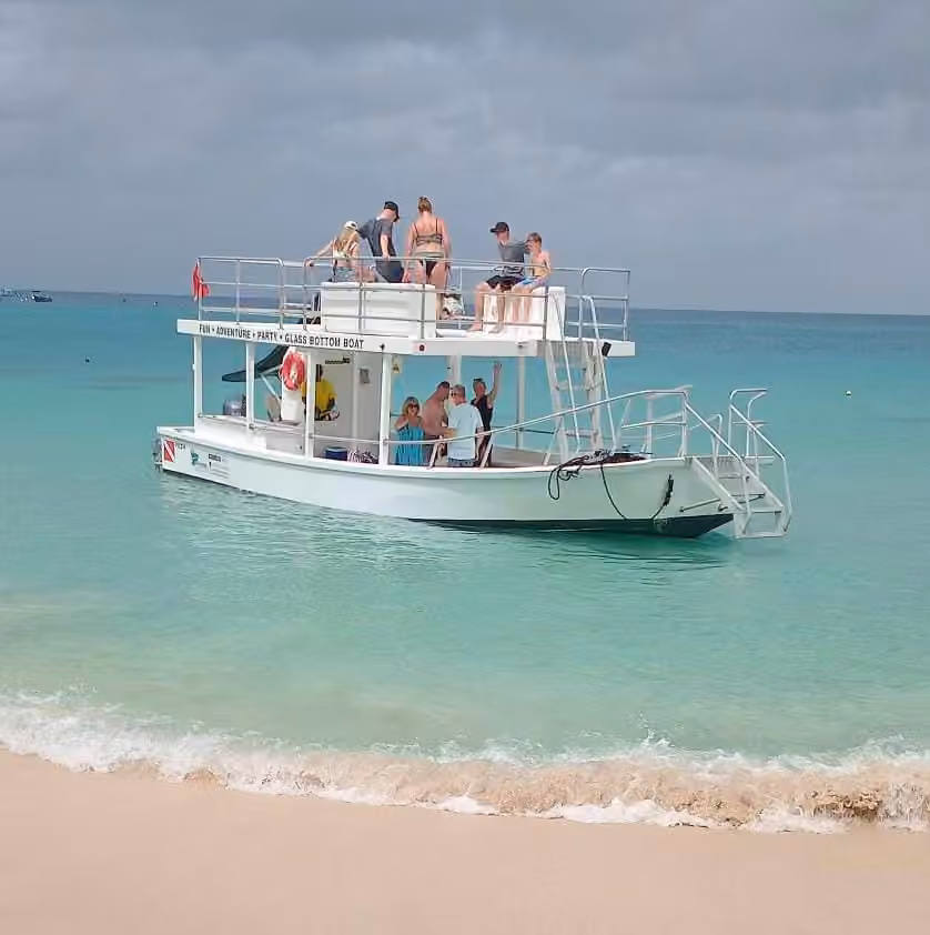 Embarcación en aguas del Caribe, en la imagen recibida para Barbados