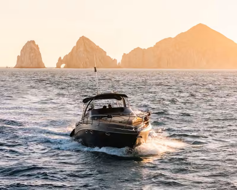 Navegación al atardecer en Cabo San Lucas