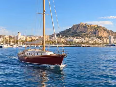 Illustrative image of a boat navigating near Alicante