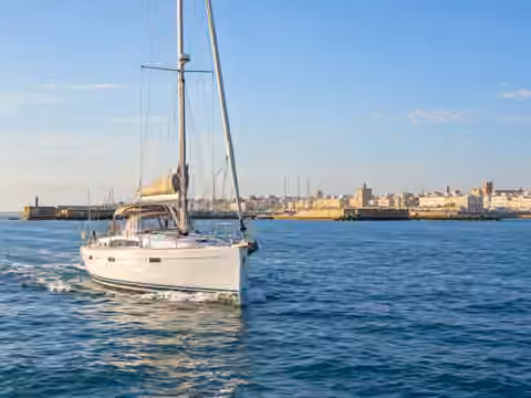 Imagen ilustrativa de un barco navegando en el entorno de Cádiz