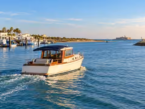 Illustrative image of a boat navigating near Chiclana · Sancti Petri