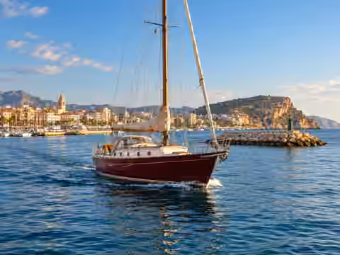 Illustrative image of a boat navigating near El Campello