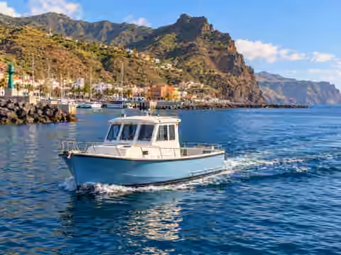 Illustrative image of a boat navigating near La Gomera