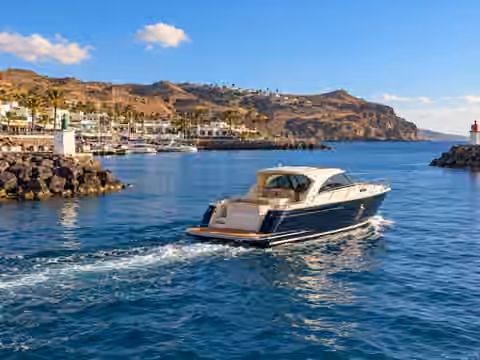 Illustrative image of a boat navigating near Gran Canaria · Pasito Blanco