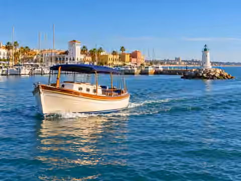 Illustrative image of a boat navigating near El Puerto de Santa María