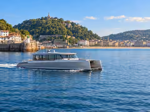 Illustrative image of a boat navigating near San Sebastián