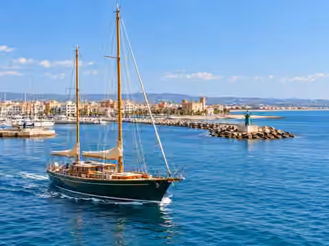 Illustrative image of a boat navigating near Santa Pola / Tabarca