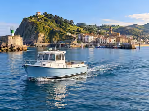 Illustrative image of a boat navigating near Zarautz / Getaria